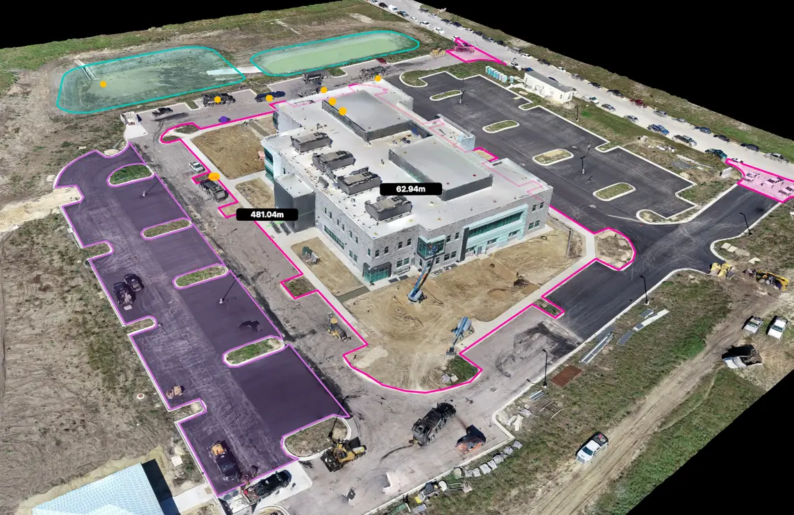 Dachdecker bei der Arbeit auf einem Dach - Dachflächen-Berechnung Service